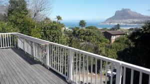 une balustrade blanche sur une terrasse avec vue sur l'océan dans l'établissement Hout Bay Sea View, au Cap