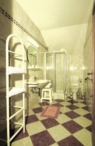 ザンクト・ギルゲンにあるガストホフ ツィンケンバッハミューレのバスルーム(トイレ、洗面台、シャワー付)