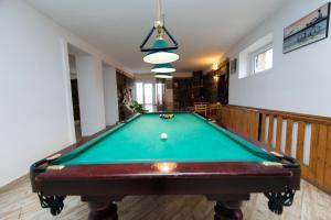 Biliár nebo kulečník v ubytování Hotel Zemo Aragvi