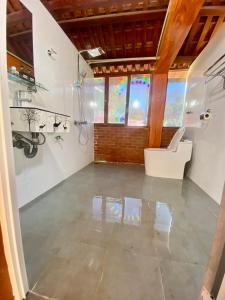 ein Bad mit einer Dusche, einem Waschbecken und einem WC in der Unterkunft MỘC CHÂU HOUSE in Mộc Châu