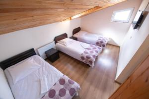an overhead view of a bedroom with two beds at Hotel Zemo Aragvi in Gudauri