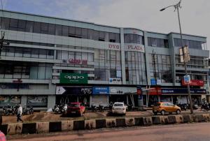 um grande edifício com carros estacionados em frente em Vits Select Grand Inn, Ratnagiri em Ratnagiri