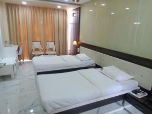 Rúm í herbergi á VITS Select Grand Inn, Ratnagiri