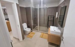 uma casa de banho com um WC, um chuveiro e um lavatório. em Luxurious 2 Bedroom space Available em Acra