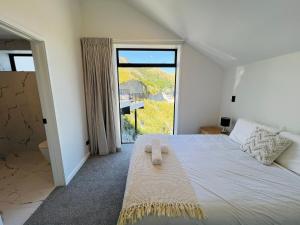 Postel nebo postele na pokoji v ubytování Stunning Lakeview Holiday House Queenstown