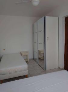 sypialnia z 2 łóżkami i lustrzaną szafką w obiekcie 6CHK4 Villa 6 personnes dans résidence w mieście Collioure