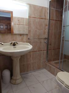 ein Bad mit einem Waschbecken und einer Dusche in der Unterkunft 6CHK4 Villa 6 personnes dans résidence in Collioure