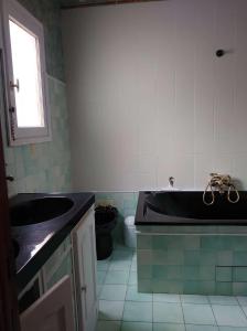 6CHK4 Villa 6 personnes dans résidence في كولِيور: حمام مع حوض أسود ومرحاض