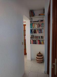 einen Flur mit Bücherregal gefüllt mit Büchern in der Unterkunft 6CHK4 Villa 6 personnes dans résidence in Collioure