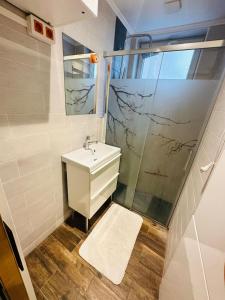 a bathroom with a sink and a shower at Maison d'hôtes à 2 pas de Paris in Les Lilas