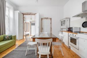 eine Küche mit einem Tisch und Stühlen im Zimmer in der Unterkunft Rustic Visual in Oradea