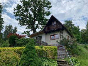ein Haus mit Balkon darüber in der Unterkunft Chata se zahradou v Liberci in Liberec