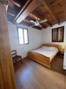 a bedroom with a bed and a ceiling fan at 6CONV20 charmante maison de village au cœur du faubourg in Collioure