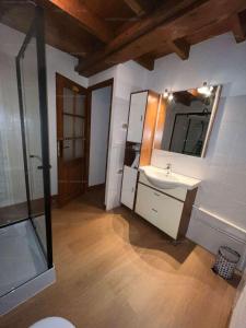 y baño con lavabo y espejo. en 6CONV20 charmante maison de village au cœur du faubourg en Collioure