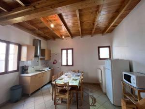 y cocina con mesa, sillas y nevera. en 6CONV20 charmante maison de village au cœur du faubourg en Collioure