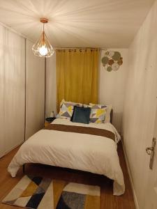 - une chambre avec un lit et des oreillers dans l'établissement Villa olympique stade de France, à Stains