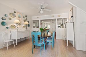 ein Esszimmer mit einem Tisch und blauen Stühlen in der Unterkunft You are my Sunshine - 4213 Fifth Street in Saint Simons Island