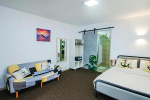 Una cama o camas en una habitación de C-view Apartments