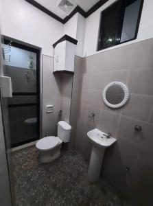 達沃市的住宿－1BR, 1BD condo Rentals, Toril，一间带卫生间和水槽的浴室