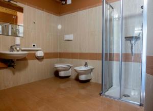 a bathroom with a toilet and a sink and a shower at CallMe Crema - Struttura in centro storico in Crema