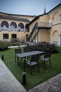 una mesa de picnic y dos sillas frente a un edificio en CallMe Crema - Struttura in centro storico, en Crema