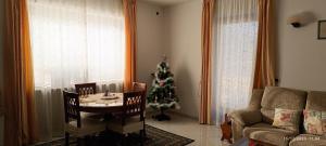 uma sala de estar com uma árvore de Natal e uma mesa e cadeiras em Il tiglio em Saint-Vincent