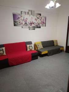 une chambre avec deux canapés et un canapé rouge dans l'établissement NONNA ADRIANA, à Terrasini