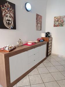 - une cuisine avec un comptoir en bois dans l'établissement NONNA ADRIANA, à Terrasini