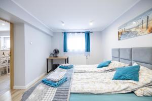 a bedroom with two beds with blue pillows at Apartamenty Jelitkowska 13,Gdańsk Jelitkowo, 100m od morza in Gdańsk