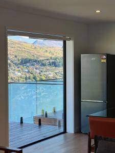 Kuchyň nebo kuchyňský kout v ubytování Stunning Lakeview Holiday House Queenstown