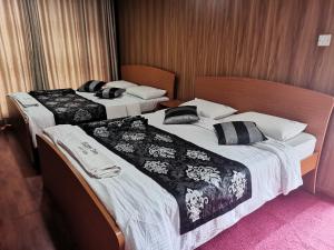 Postel nebo postele na pokoji v ubytování Happy inn