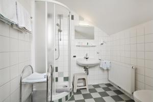um banheiro branco com uma pia e um chuveiro em Familie Zuser Hotel Garni em Mitterbach