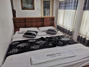 Postel nebo postele na pokoji v ubytování Happy inn