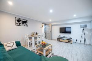 Televízia a/alebo spoločenská miestnosť v ubytovaní Apartamenty Jelitkowska 13,Gdańsk Jelitkowo, 100m od morza