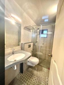 a bathroom with a sink and a toilet at Lar De Oliveira in Porvorim