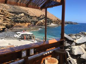 ein Blick auf das Meer vom Balkon in der Unterkunft Cozy Bungalow in Costa Del Silencio