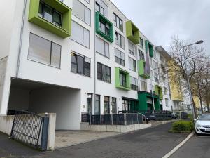 un edificio con ventanas verdes y blancas en una calle en Apartments/Wohnungen direkt in Aschaffenburg, en Aschaffenburg