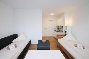 Habitación pequeña con 2 camas y cocina en Apartments/Wohnungen direkt in Aschaffenburg en Aschaffenburg