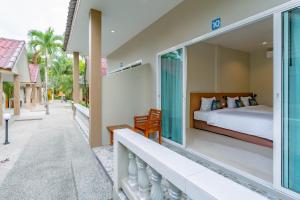 una camera con letto su un balcone di Lightplus Khao Lak a Khao Lak