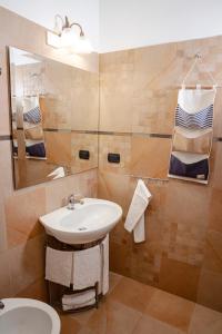 bagno con lavandino e specchio di Villa Marianna a Vasto