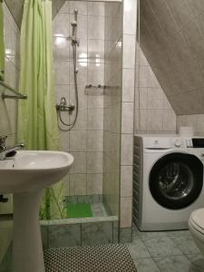 a bathroom with a washing machine and a washer at Domek u Stocha in Poronin