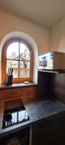 een keuken met een raam en een aanrecht met een fornuis bij Koasablick in Ebbs