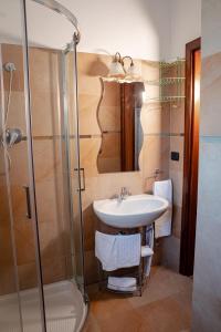 y baño con lavabo y ducha. en Villa Marianna, en Vasto