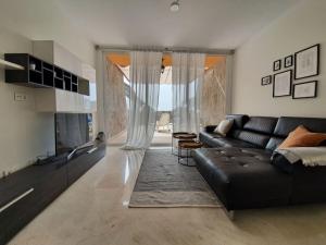 Ruang duduk di Ocean Apartment Tauro, Fast WI-FI, Pool, Terrace