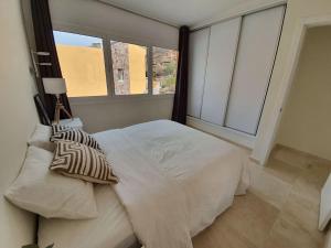 Katil atau katil-katil dalam bilik di Ocean Apartment Tauro, Fast WI-FI, Pool, Terrace +16 gambar