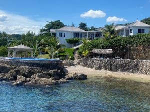 una casa su una spiaggia vicino all'acqua di Forever Beach Apartment a Sheerness