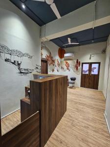 een lege kamer met een balie en een bureau in een kamer bij MY ROOMZ BANARAS in Varanasi