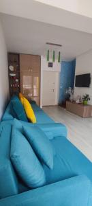 un sofá azul con almohadas en la sala de estar en DUPLEX BELLE VIEW SINAIA, en Sinaia