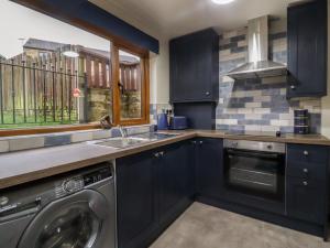 Køkken eller tekøkken på The Robins Holiday Cottage + 18 billeder