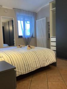 1 dormitorio con 1 cama con 2 toallas en Casa Cavalier Peano, en Vinadio
